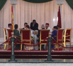 Vista general de la mesa presidencial durante la cena en honor de Sus Majestades los Reyes